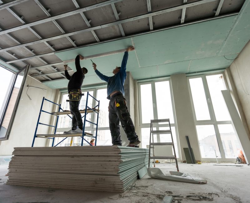 construction-worker-assemble-a-suspended-ceiling-w-49XZQNQ